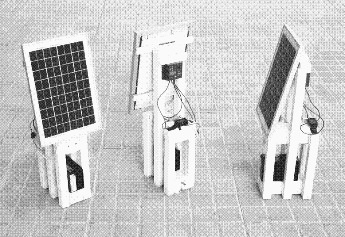 Voorbeeld van een afbeelding op lowtech.magazine, 3 zonnepanelen op een rij op een stenen vloer.